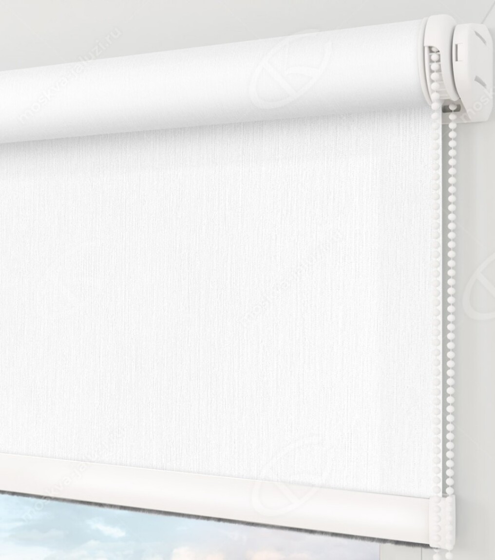 Лусто снежно-белый